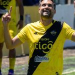 Es presidente de Recoleta, tiene 52 años y espera autorización para ser refuerzo vs. Boca en la Sudamericana