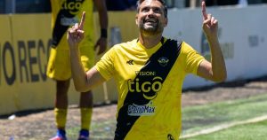 Es presidente de Recoleta, tiene 52 años y espera autorización para ser refuerzo vs. Boca en la Sudamericana