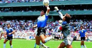 La histórica pelota de la Mano de Dios de Maradona en el 86 fue vendida por una cifra millonaria
