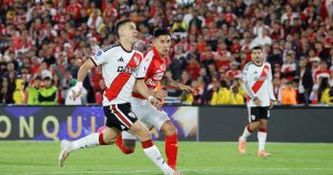 La reacción de Borré luego del duro cruce con Coudet: "Queda en la cancha..."