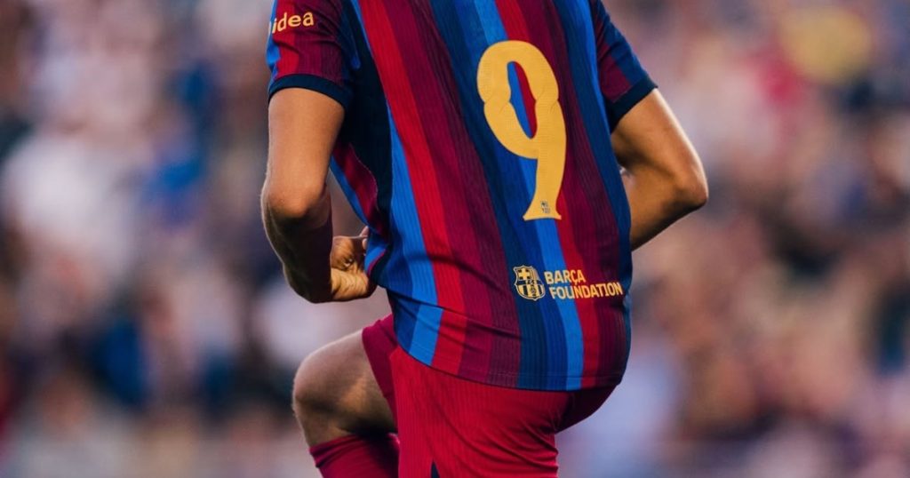 A la espera de Julián y con varias bajas, el Barcelona sigue jugando con un nueve egipcio de 18 años