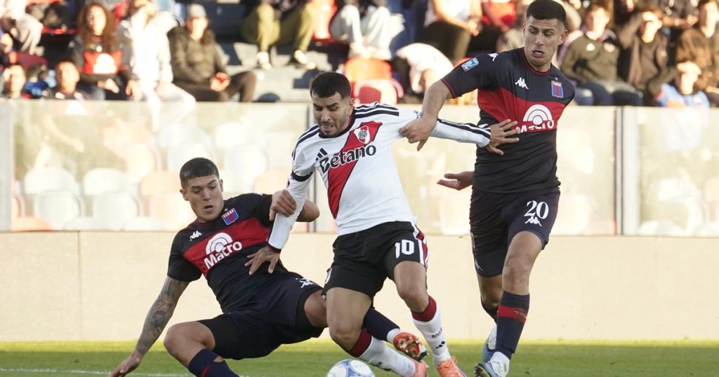 La polémica del penal a River vs. Tigre: el árbitro explicó por qué no lo cobró