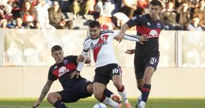 La polémica del penal a River vs. Tigre: el árbitro explicó por qué no lo cobró