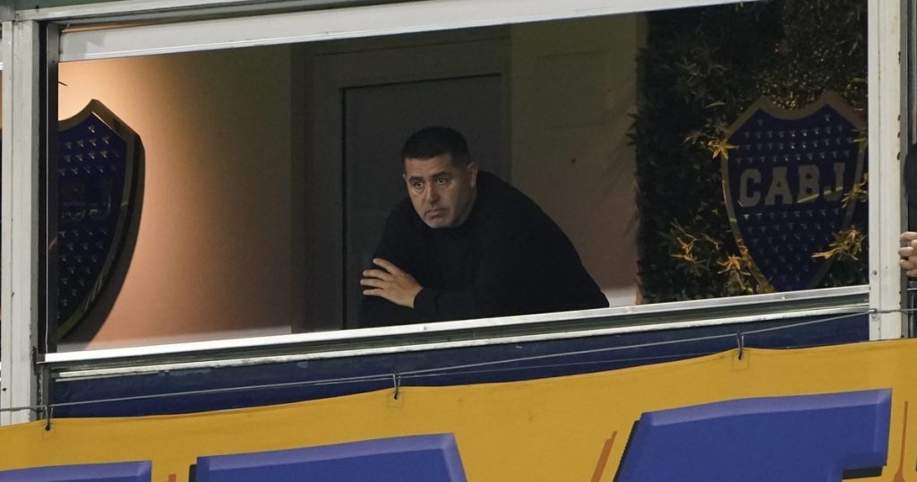 Un ex jugador de Boca reveló qué les dijo Riquelme cuando bajó al plantel del micro