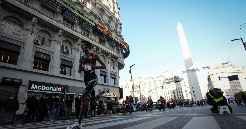 Yomif Kejelcha, nuevo récord mundial en los 21K de Buenos Aires