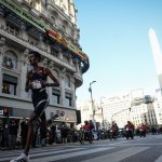 Yomif Kejelcha, nuevo récord mundial en los 21K de Buenos Aires