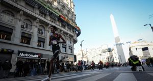Yomif Kejelcha, nuevo récord mundial en los 21K de Buenos Aires